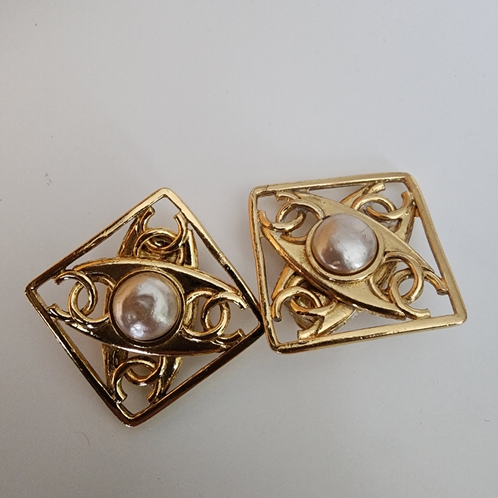 CHANEL Early 90's 4 CC COCO Square With Pearls Earrings - Picture 6 of 11